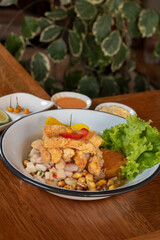 Ceviche carretillero de pescado con chicharrón de calamar Peruano