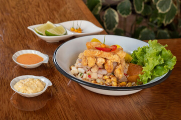 Ceviche carretillero de pescado con chicharrón de calamar Peruano