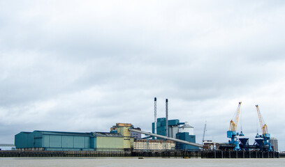 Obraz premium A Giant Riverside Factory To Produce Goods To Be Distributed Across The World