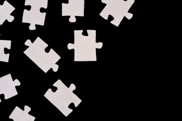 Naklejka premium The path to the solution: Disconnected and scattered puzzle pieces