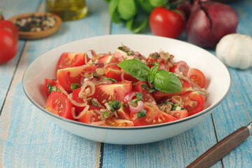 A bowl with Romanian tomato salad de Rosii