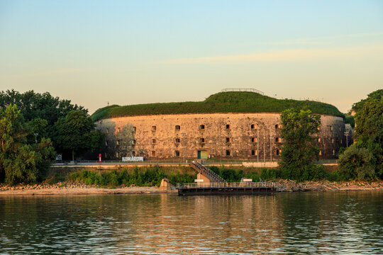Komarom - Fort Monostor - Monostorfestung am Morgen bei Sonnenaufgang