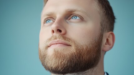 Obraz premium Confident man gazes thoughtfully towards the future embracing possibilities with hope