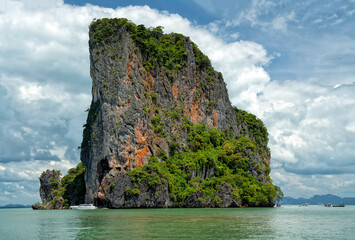 Naklejka premium Krabi, Thailand. Travel to the tropical paradise of the Andaman Sea. Islands and beaches of the National Thai Park Krabi