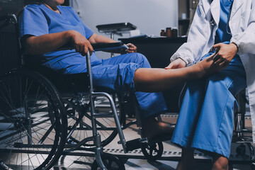 Obraz premium Physiotherapist nurse doing physiotherapy to rehabilitate leg of elderly female patient.