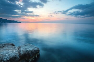 Naklejka premium Beautiful expansive ocean view featuring tranquil waters and a distant skyline