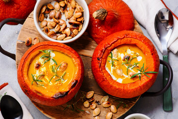 Pumpkin Cream Soup with Ginger and Curry in a Pumpkin  .style hugge