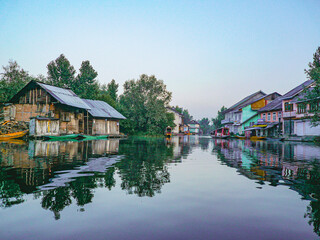 Obraz premium Srinagar, Kashmir, India - January 29, 2021 : A Closeup photo of floating house boat on Dal Lake Srinagar, Kashmir, India.