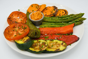 Diferentes verduras asadas en un restaurante mediterráneo