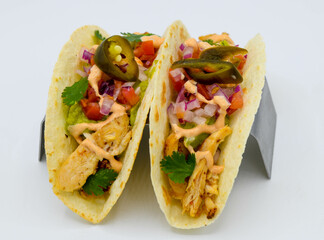Tacos mexicanos de pollo y verduras