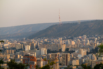 Obraz premium Tbilisi, Georgia - October 20 2024: Cityscape of Tbilisi under Mount Mtatsminda
