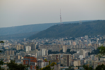 Obraz premium Tbilisi, Georgia - October 20 2024: Cityscape of Tbilisi under Mount Mtatsminda