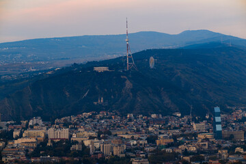 Obraz premium Tbilisi, Georgia - October 20 2024: Cityscape of Tbilisi under Mount Mtatsminda