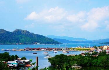 Panorama przedstawiająca niewielkie miasteczko o nazwie Coron. Miasto Coron znajdujące się na Filipinach na wyspie Palawan. Przepiękna panorama na Coron, domy, góry i widok na ocean. © Adam