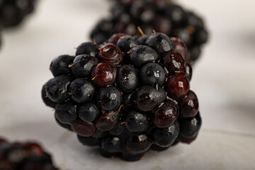 Un primer plano de moras muestra su textura delicada y sus vibrantes tonos púrpura. La imagen...