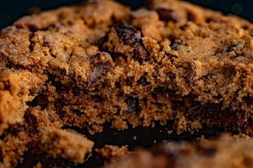 Unas galletas cookies en primer plano, mostrando de cerca su textura crujiente y las irresistibles pepitas de chocolate derretido. Un dulce cl&aacute;sico perfecto para cualquier ocasi&oacute;n.