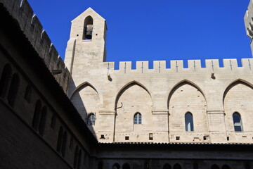 Obraz premium Im Innenhof des Papstpalast von Avignon 