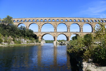 Der Pont du Gard bei blauem Himmel