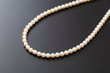 黒背景に真珠のネックレス