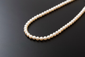 黒背景に真珠のネックレス