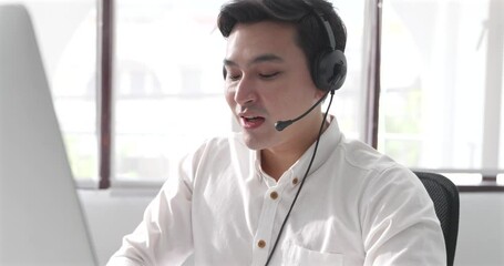 Professional customer support agent smiling during an online consultation, enhancing client experience through dedicated service