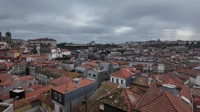  ruas do Porto, com cal&ccedil;adas de pedra e edif&iacute;cios hist&oacute;ricos alinhados em ambos os lados. Um carro moderno est&aacute; em movimento, capturado no ato de conduzir pelas vias estreitas e sinuosas da cidade. As