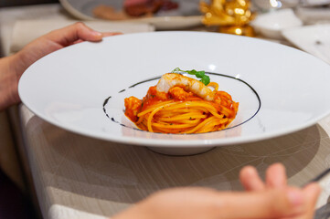 Pasta lussuosa al pomodoro e gamberi al ristorante