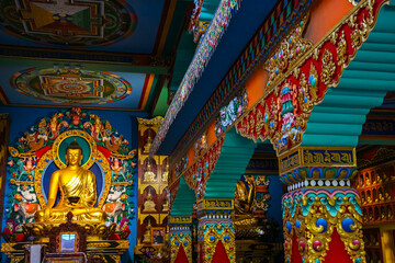 Obraz premium Beautiful view of Palyul Namdroling Temple in Bodh Gaya, Bihar, India. Details of architecture.