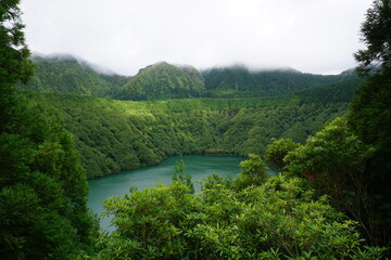 Fototapeta premium Paisaje natural con lago enmarcado por montañas verdes