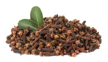 Obraz premium Pile of dry clove buds and green leaves on white background. Aromatic spice