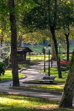 Pasillo del parque publico San Francisco, en Oviedo, Espa&ntilde;a