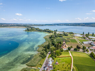 Luftaufnahme der Insel Reichenau mit der historischen Kirche St. Georg und Blick in Richtung...