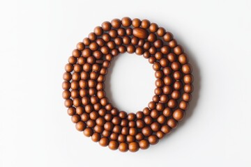 Obraz premium A unique circular arrangement of wooden beads creates an elegant and natural design. Perfect for crafts or home decor. Captivating and versatile. Generative AI.