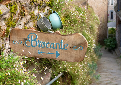 Panneau brocante en bois dans un village