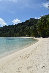 Fototapeta premium The white sand beaches and green backdrop on Bora Bora, French Polynesia