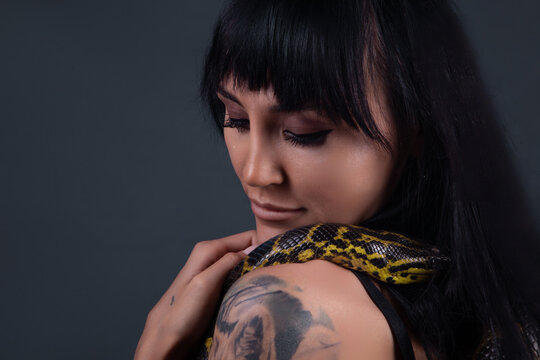 Image of the girl with yellow anaconda on shoulders and neck