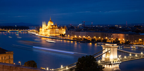 Obraz premium panorama of Central Budapest in the evening, with Parliament and Chain Bridge