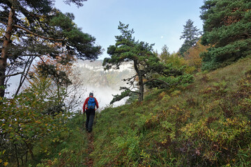 Fototapeta premium Départ matinal pour une randonnée automnale dans le Vercors. Le brouillard est au rendez-vous !
