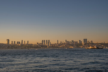 Obraz premium Istanbuls iconic skyline as boats gently glide across the water.