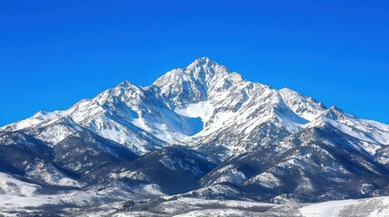 Obraz premium Snow-Capped Mountain Range Under Clear Blue Sky