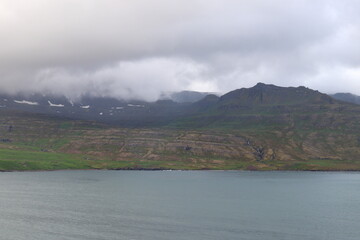 Paysage de Fjord en Islande par un temps nuageux 