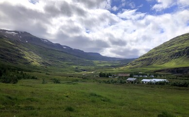 Ville de Seydisfordjur en Islande en &eacute;t&eacute;