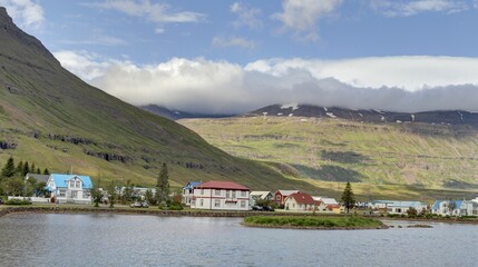 Obraz premium Ville de Seydisfordjur en Islande en été