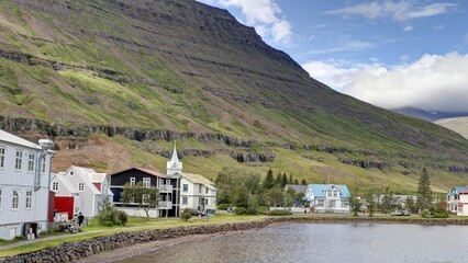 Obraz premium Ville de Seydisfordjur en Islande en été