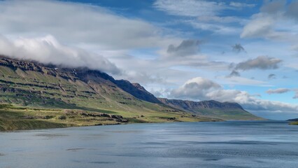 Fjord de Seydisfordjur en Islande en &eacute;t&eacute;