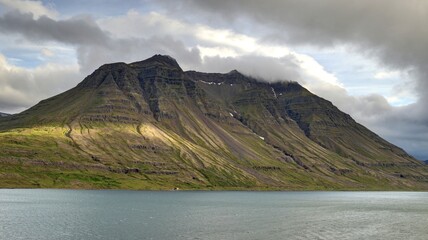 Fjord de Seydisfordjur en Islande en &eacute;t&eacute;