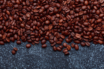 Obraz premium Roasted coffee beans in bowl. Rusty background for coffee shop menu. Top view and copy space.