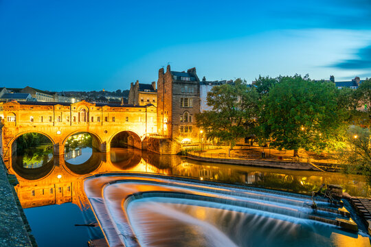 Pulteney Bridge River Avon at dawn in Bath, England, United Kingdom