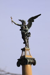 Obraz premium column cechov bridge, praga, praha, prague, czech republic