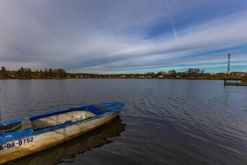 Obraz premium Relaxation by the water, autumn walk around the lake, attractions in Blachownia